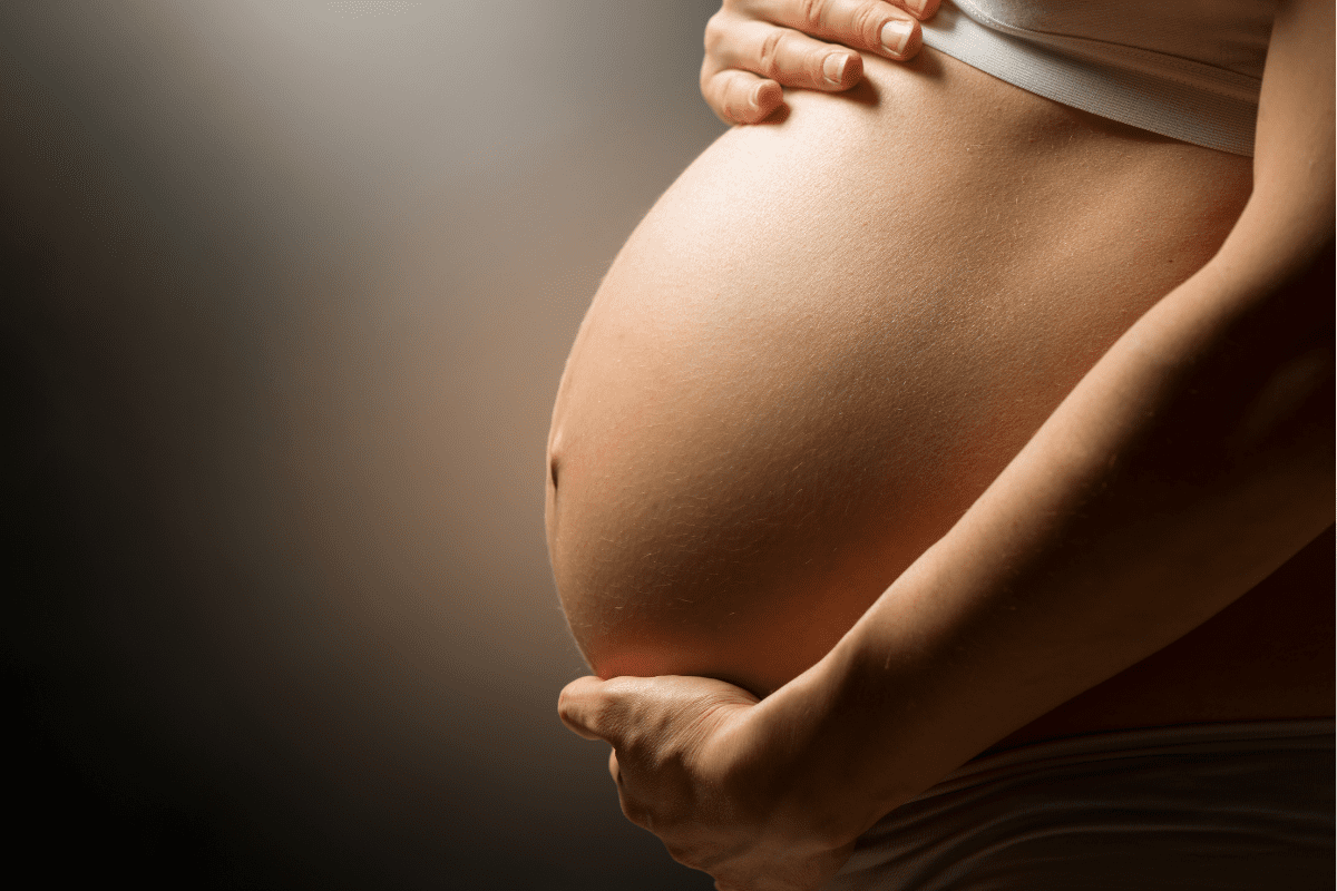 Podología femenina – Cambios en los pies durante el embarazo y la influencia hormonal en la mujer