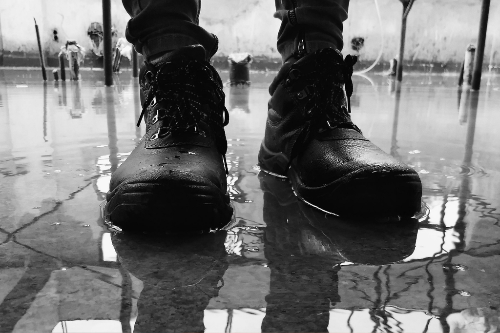 Botas de seguridad industrial utilizadas por trabajadores en Alicante